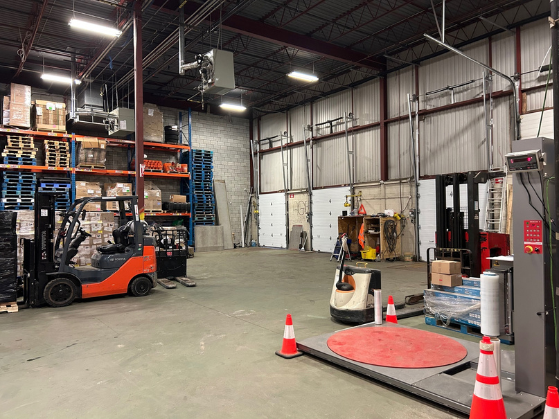 Chariot élévateur manipulant des palettes dans l'entrepôt 3PL de Dorval