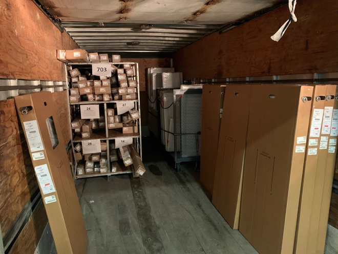 Inventaire et caisses entreposés sur palettiers chez AKA Moving à Dorval
