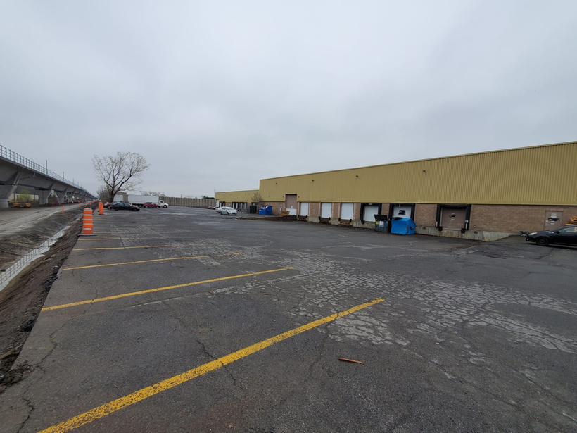 Quais de chargement et portes de l'entrepôt AKA Moving à Dorval, Montréal