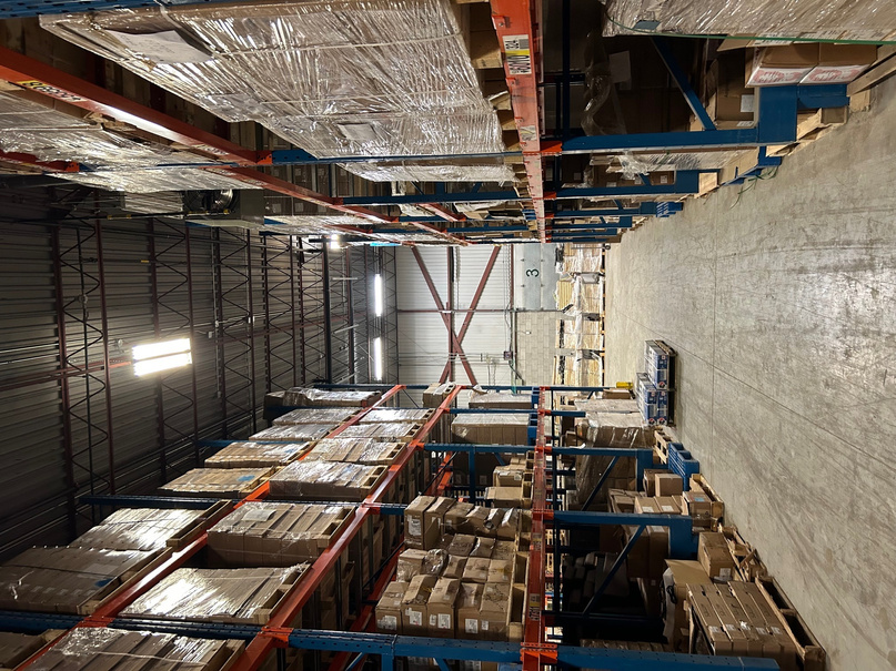 Allée de palettiers dans l'entrepôt AKA Moving de Dorval
