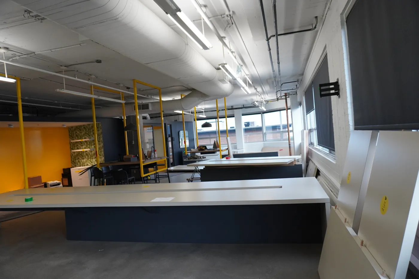 Bureau montréalais en plein déménagement, postes de travail démontés par AKA Moving