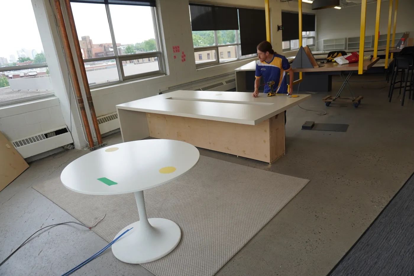 Table de conférence avec chemins de câbles ouverts pendant le démontage par AKA Moving à Montréal